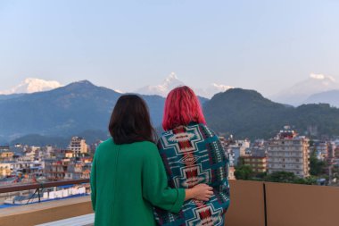 Dikiz Pokhara şehir ve dağ manzaralı iki kadın