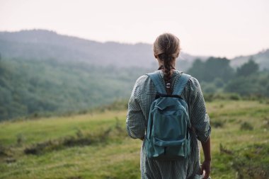 İspanya'da vadide dinlenen güzel kadın. Tatil konsepti. Gün batımı zamanı