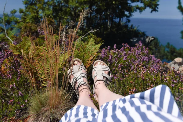 Legs Traveler Woman Sitting High Stone Rock Mountain — Stock Photo, Image