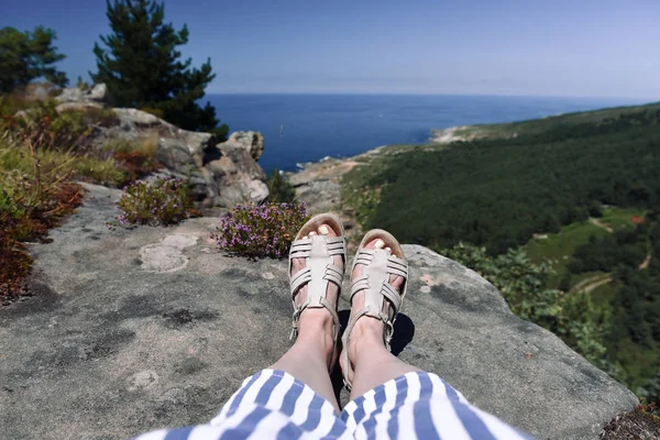 Legs Traveler Woman Sitting High Stone Rock Mountain — Stock Photo, Image