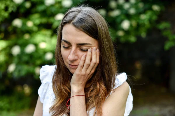 Retrato Bela Jovem Morena Tocando Sua Cabeça Sentindo Estresse Dor — Fotografia de Stock