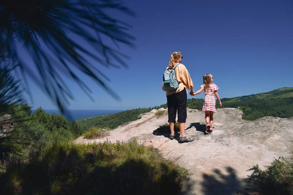 Família Relaxante Vale Espanha Conceito Férias Mãe Criança Menina Andando — Fotografia de Stock