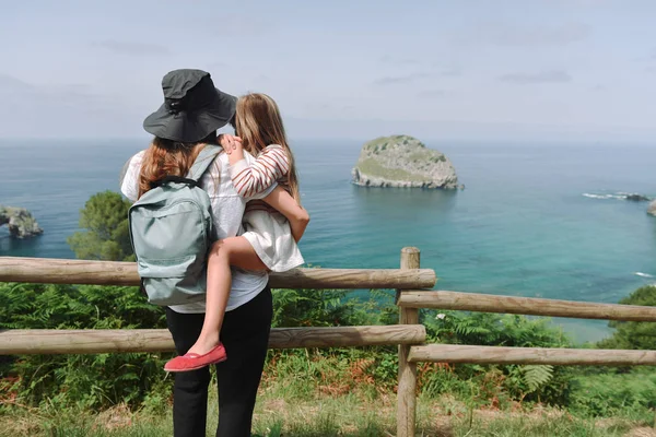 Mutter Und Tochter Gemeinsam Unterwegs Schöne Aussicht Auf Die Landschaft — Stockfoto