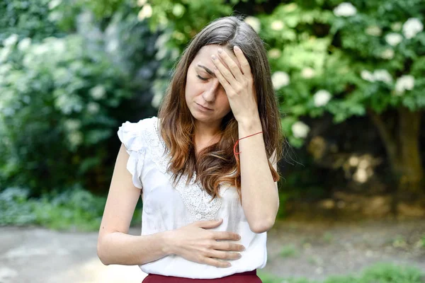 Portret Pięknej Młodej Brunetki Dotykając Jej Głowy Uczucie Stresu Ból — Zdjęcie stockowe