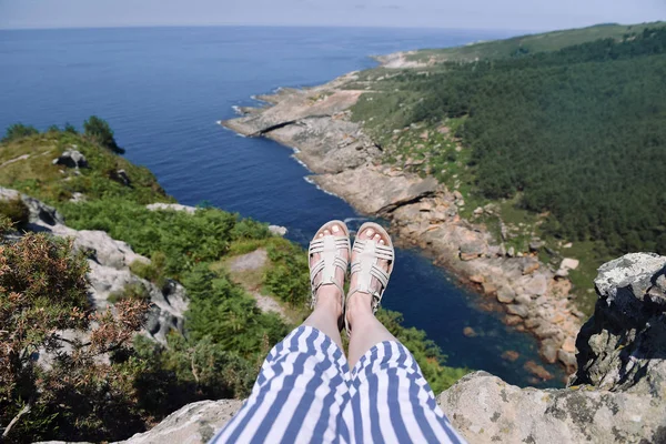 Legs Traveler Woman Sitting High Stone Rock Mountain — Stock Photo, Image