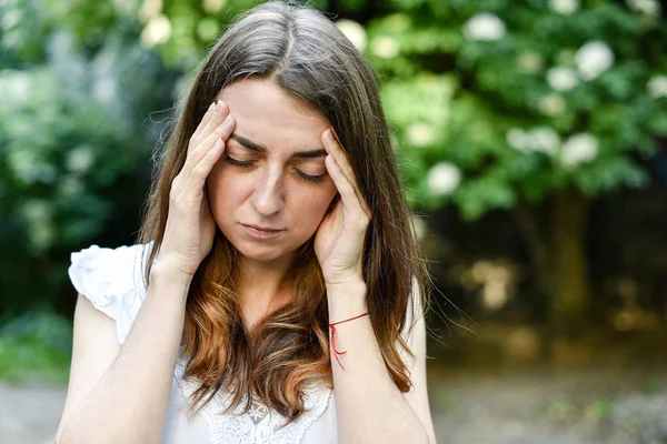 Portret Van Mooie Jonge Brunette Aanraken Van Haar Hoofd Gevoel — Stockfoto