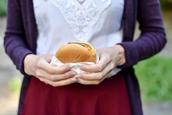 Jonge Vrouw Die Fast Food Buiten Eet Maagpijn Heeft — Stockfoto