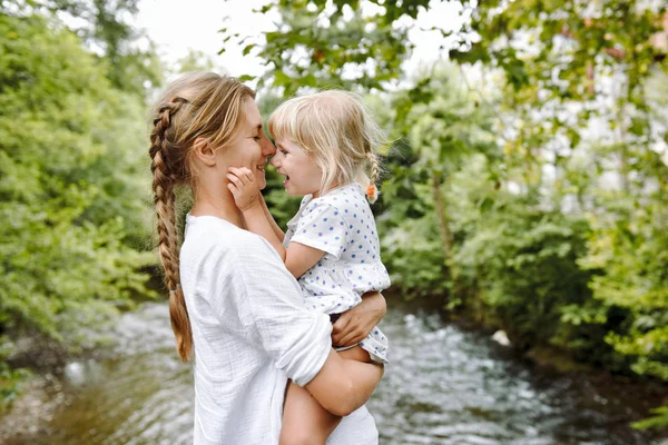 Moeder Kleine Dochter Buiten Frankrijk Moeder Haar Kind Genieten Van — Stockfoto