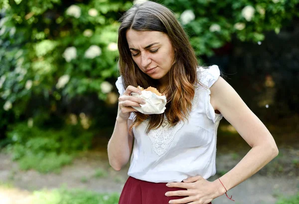 Mooie Vrouw Met Donker Haar Eten Hamburger Buiten — Stockfoto