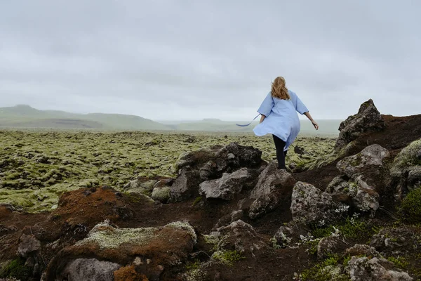 Молодая Женщина Покрытой Мхом Вулканической Области Лавового Поля Исландии Удивительная — стоковое фото