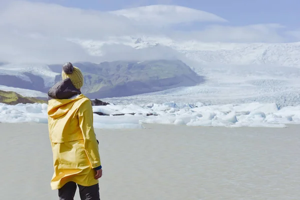 穿着帽子和五颜六色的外套 在冰岛冰川附近游览自然景观的探险女 — 图库照片