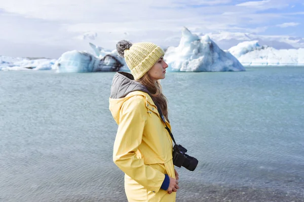 Mujer Viajera Aventura Visitando Paisaje Natural Verano Cerca Del Glaciar —  Fotos de Stock