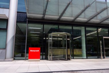 Prague, Çek Cumhuriyeti - 10 Mayıs 2018: Honeywell şirket logosuna Merkez 10 Mayıs 2018 üzerinde bina Prag, Çek Cumhuriyeti. 