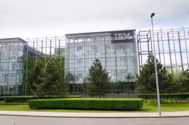 Prague, Çek Cumhuriyeti - 10 Mayıs 2018: IBM şirket logosuna Merkez 10 Mayıs 2018 üzerinde bina Prag, Çek Cumhuriyeti. 