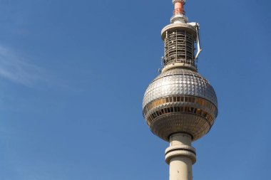 Fernsehturm - Alexanderplatz Merkezi Berlin-Mitte, Almanya, 1965 ve 1969 arasında inşa yakın televizyon kulesi, güneşli gün açık gökyüzü arka plan
