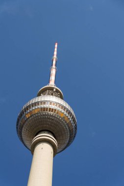 Fernsehturm - Alexanderplatz Merkezi Berlin-Mitte, Almanya, 1965 ve 1969 arasında inşa yakın televizyon kulesi, güneşli gün açık gökyüzü arka plan
