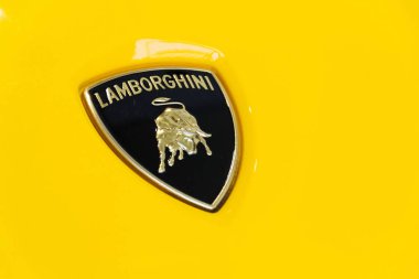Berlin, Almanya - 15 Nisan 2018: Lamborghini şirket logosuna Lamborghini Aventador S coupe ayakta Volkswagen grubu forumda 15 Nisan 2018 sürücüde, Berlin, Almanya.