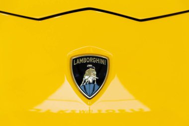 Berlin, Almanya - 15 Nisan 2018: Lamborghini şirket logosuna Lamborghini Aventador S coupe ayakta Volkswagen grubu forumda 15 Nisan 2018 sürücüde, Berlin, Almanya.