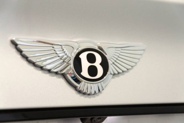 Berlin, Almanya - 15 Nisan 2018: Bentley şirket logosuna Bentley Bentayga araba ayakta Volkswagen grubu forumda 15 Nisan 2018 sürücüde, Berlin, Almanya.