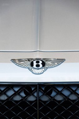 Berlin, Almanya - 15 Nisan 2018: Bentley şirket logosuna Bentley Bentayga araba ayakta Volkswagen grubu forumda 15 Nisan 2018 sürücüde, Berlin, Almanya.