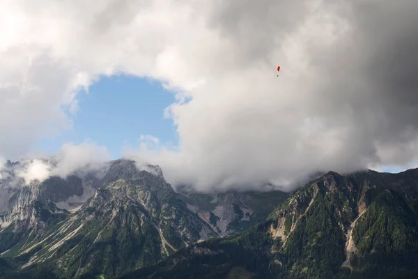 Parapente Volando Sobre Ciudad Schladming Con Fondo Montañas Dachstein Alpes — Foto de Stock