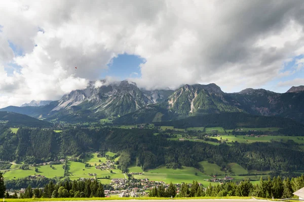 Αλεξίπτωτο Που Πετούν Πάνω Από Την Πόλη Schladming Dachstein Βουνά — Φωτογραφία Αρχείου