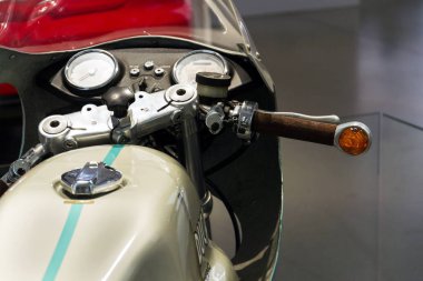 Berlin, Almanya - 15 Nisan 2018: Volkswagen grubu forum 15 Nisan 2018 sürücüde, Berlin, Almanya, ayakta Ducati 750 Super Sport motosiklet.