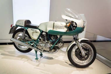 Berlin, Almanya - 15 Nisan 2018: Volkswagen grubu forum 15 Nisan 2018 sürücüde, Berlin, Almanya, ayakta Ducati 750 Super Sport motosiklet.
