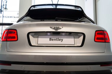 Berlin, Almanya - 15 Nisan 2018: Bentley Bentayga araba ayakta Volkswagen grubu forumda 15 Nisan 2018 sürücüde, Berlin, Almanya.