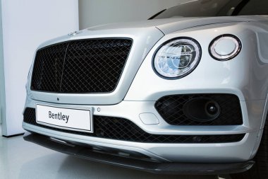 Berlin, Almanya - 15 Nisan 2018: Bentley Bentayga araba ayakta Volkswagen grubu forumda 15 Nisan 2018 sürücüde, Berlin, Almanya.