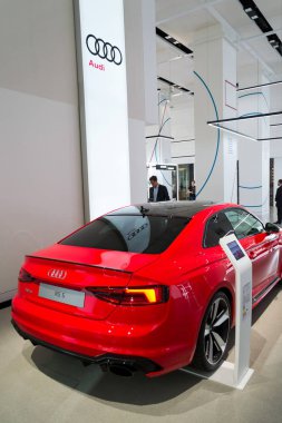 Berlin, Almanya - 15 Nisan 2018: Audi şirket logosuna Audi Rs 5 araba ayakta Volkswagen grubu forumda 15 Nisan 2018 sürücüde, Berlin, Almanya.