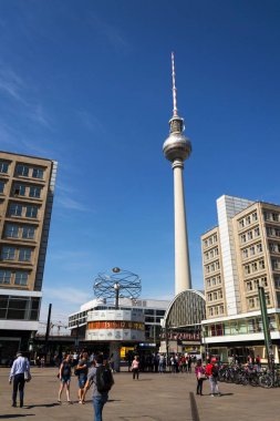 Berlin, Almanya - 15 Nisan 2018: Urania Dünya saati 1969 dan kamu kare Alexanderplatz, Berlin, Almanya üzerinde 15 Nisan 2018 Fernsehturm televizyon kulesi.