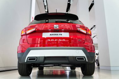 Berlin, Almanya - 15 Nisan 2018: Koltuk şirket logosuna koltuk Arona Fr araba ayakta Volkswagen grubu forumda 15 Nisan 2018 sürücüde, Berlin, Almanya.