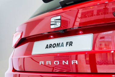 Berlin, Almanya - 15 Nisan 2018: Koltuk şirket logosuna koltuk Arona Fr araba ayakta Volkswagen grubu forumda 15 Nisan 2018 sürücüde, Berlin, Almanya.