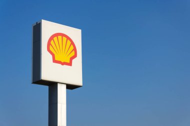 Prague, Çek Cumhuriyeti - 25 Mart 2018: Hollanda Kraliyet Shell uluslararası petrol ve gaz şirketi logosuna yakıt istasyonu 25 Mart 2018 Prag, Çek Cumhuriyeti.