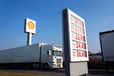 Prague, Çek Cumhuriyeti - 25 Mart 2018: Hollanda Kraliyet Shell uluslararası petrol ve gaz şirketi logosuna yakıt istasyonu 25 Mart 2018 Prag, Çek Cumhuriyeti.