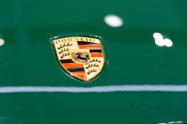 Berlin, Almanya - 15 Nisan 2018: Porsche 911 Carrera S yeşil araba ayakta Volkswagen grubu forumda 15 Nisan 2018 sürücüde, Berlin, Almanya.
