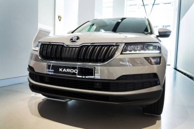 Berlin, Almanya - 15 Mayıs 2018: Skoda şirket logosu Skoda Karoq araba ayakta Volkswagen grubu forumda 15 Mayıs 2018 sürücüde, Berlin, Almanya.