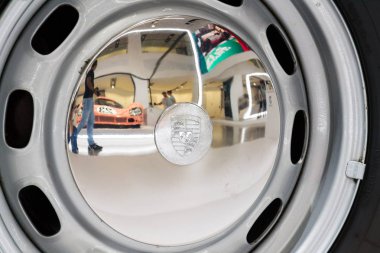 Berlin, Almanya - 15 Mayıs 2018: Porsche 914 6 spor araba ayakta Volkswagen grubu forumda 15 Mayıs 2018 sürücüde, Berlin, Almanya.
