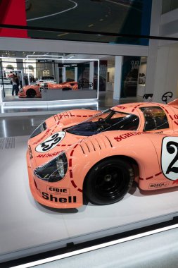 Berlin, Almanya - 15 Mayıs 2018: 1971'den itibaren Porsche 917 20 Coupe Sau yarış araba Volkswagen grubu forumda 15 Mayıs 2018 sürücüde, Berlin, Almanya Ping domuz ayakta takma.