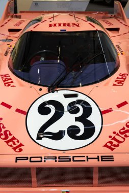 Berlin, Almanya - 15 Mayıs 2018: 1971'den itibaren Porsche 917 20 Coupe Sau yarış araba Volkswagen grubu forumda 15 Mayıs 2018 sürücüde, Berlin, Almanya Ping domuz ayakta takma.