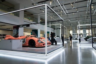 Berlin, Almanya - 15 Mayıs 2018: 1971'den itibaren Porsche 917 20 Coupe Sau yarış araba Volkswagen grubu forumda 15 Mayıs 2018 sürücüde, Berlin, Almanya Ping domuz ayakta takma.