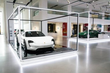 Berlin, Almanya - 15 Mayıs 2018: Porsche misyonu E kavramı çalışma araba ayakta Volkswagen grubu forumda 15 Mayıs 2018 sürücüde, Berlin, Almanya.