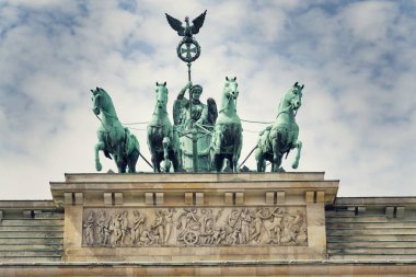 Quadriga'ya Brandenburg Kapısı, dramatik bulutlu gökyüzü arka plan, Berlin, Almanya