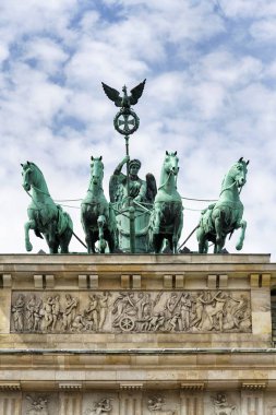 Quadriga'ya Brandenburg Kapısı, dramatik bulutlu gökyüzü arka plan, Berlin, Almanya