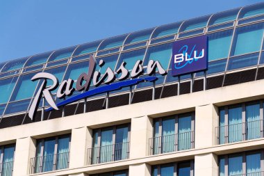 Berlin, Almanya - 15 Mayıs 2018: Radisson Blu oteller ve tatil köyleri logosuna hotel, Berlin, Almanya bina üzerinde 15 Mayıs 2018.