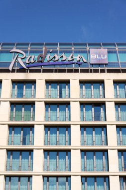 Berlin, Almanya - 15 Mayıs 2018: Radisson Blu oteller ve tatil köyleri logosuna hotel, Berlin, Almanya bina üzerinde 15 Mayıs 2018.