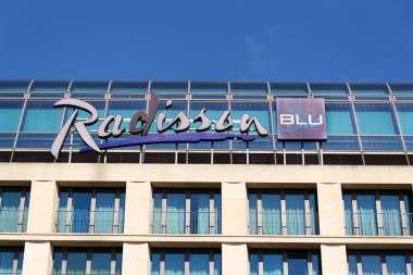 Berlin, Almanya - 15 Mayıs 2018: Radisson Blu oteller ve tatil köyleri logosuna hotel, Berlin, Almanya bina üzerinde 15 Mayıs 2018.