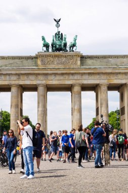 Berlin, Almanya - 15 Mayıs 2018: Brandenburger Tor - Berlin, Almanya'da 15 Mayıs 2018 Brandeburg kapısı önünde fotoğraf çekmek turist.