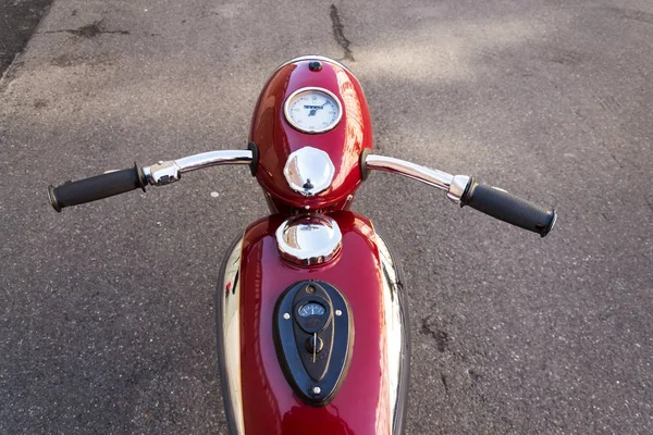 Деталь Красного Винтажного Мотоцикла Jawa 125 Производства Бывшей Чехословакии — стоковое фото